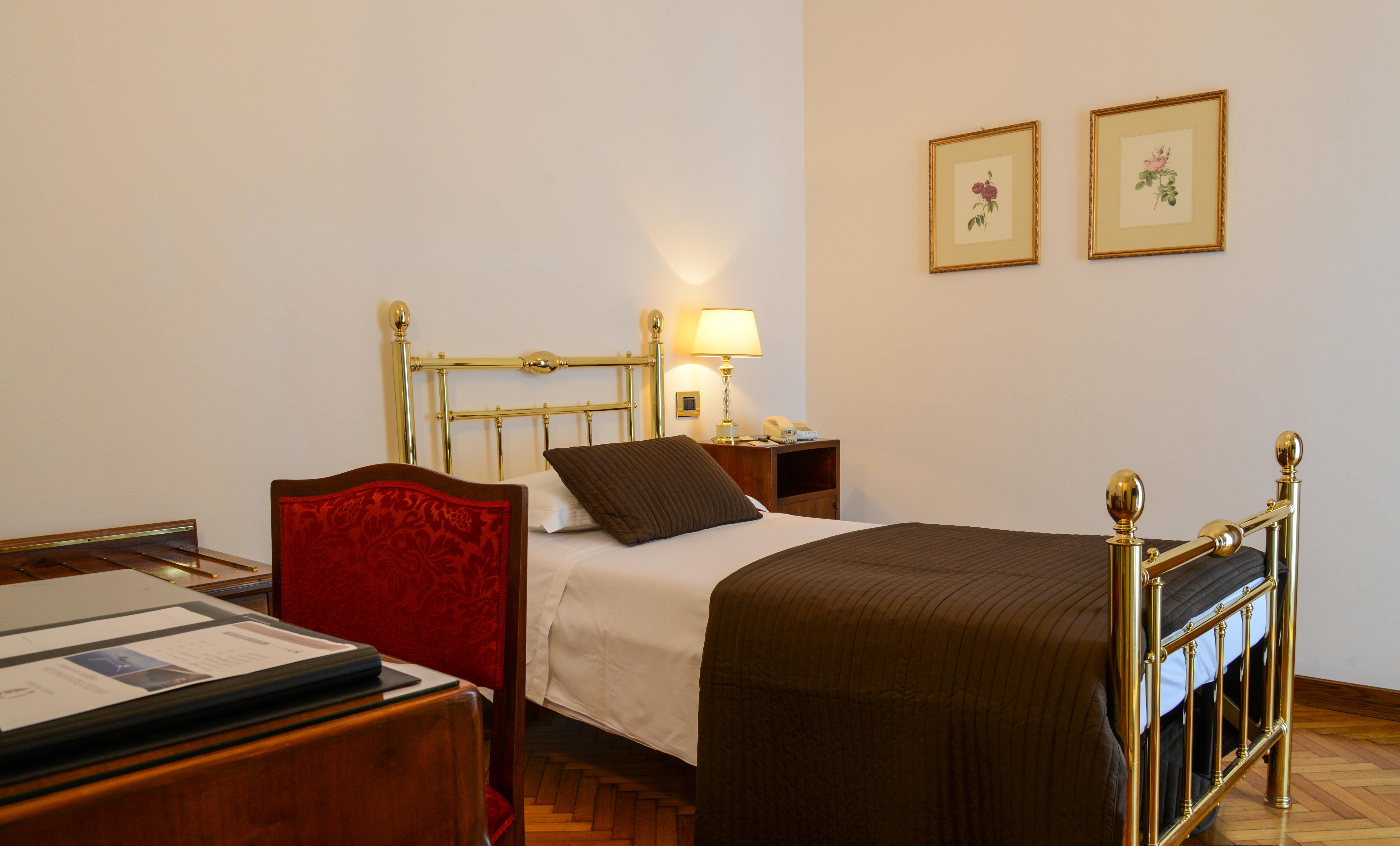 Hotel Vittoria Brescia Exterior photo A single room