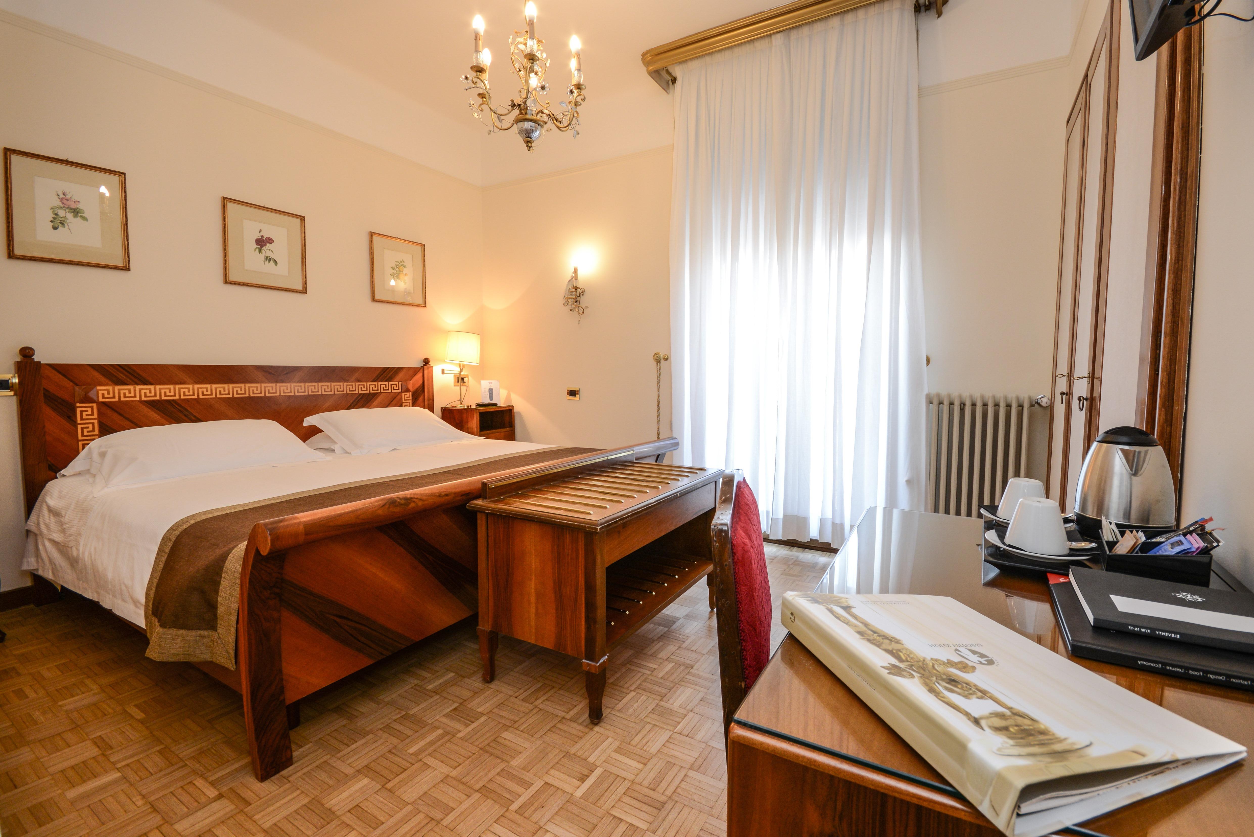 Hotel Vittoria Brescia Exterior photo A room at the hotel