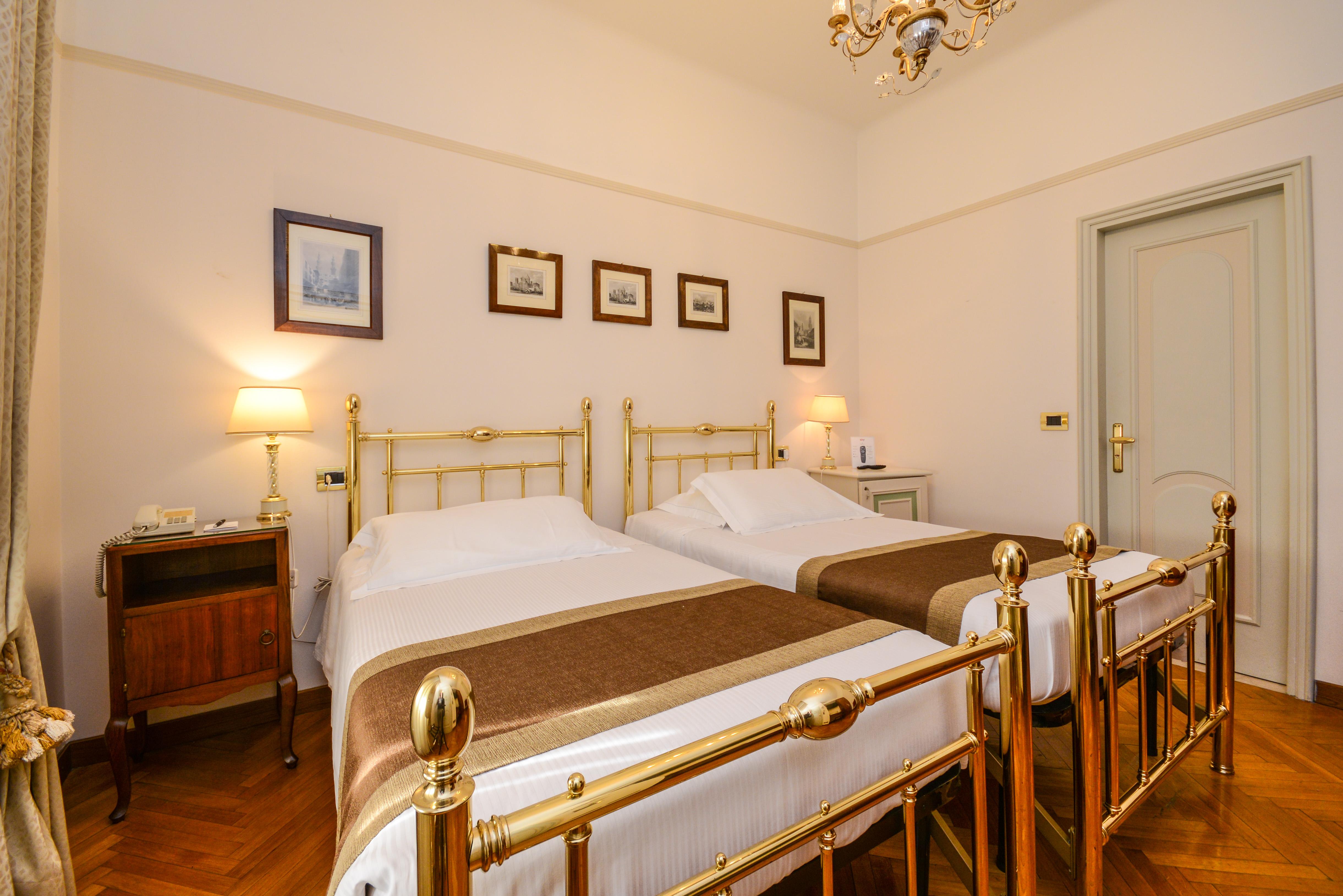Hotel Vittoria Brescia Exterior photo A room at the hotel