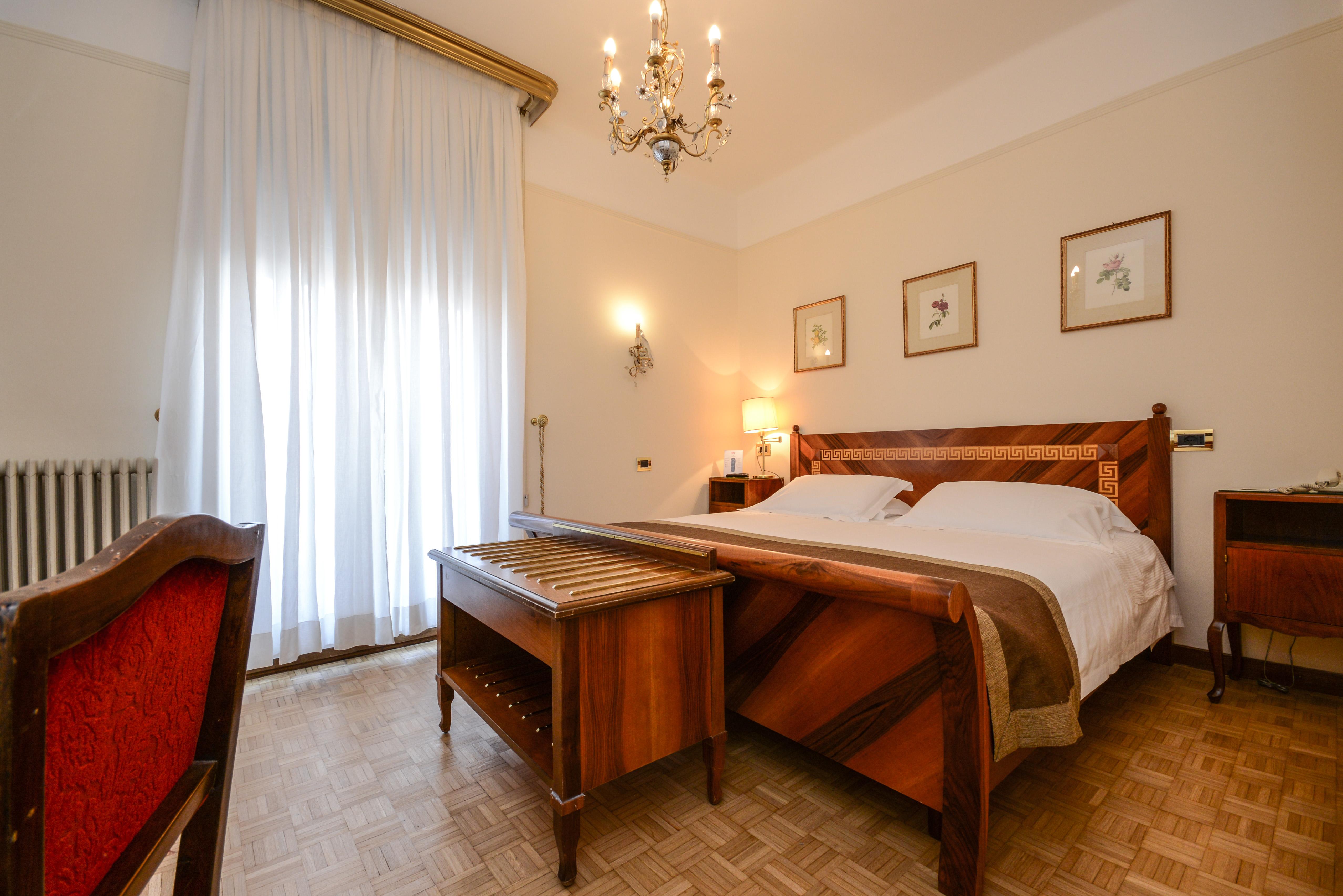Hotel Vittoria Brescia Exterior photo A room at the hotel