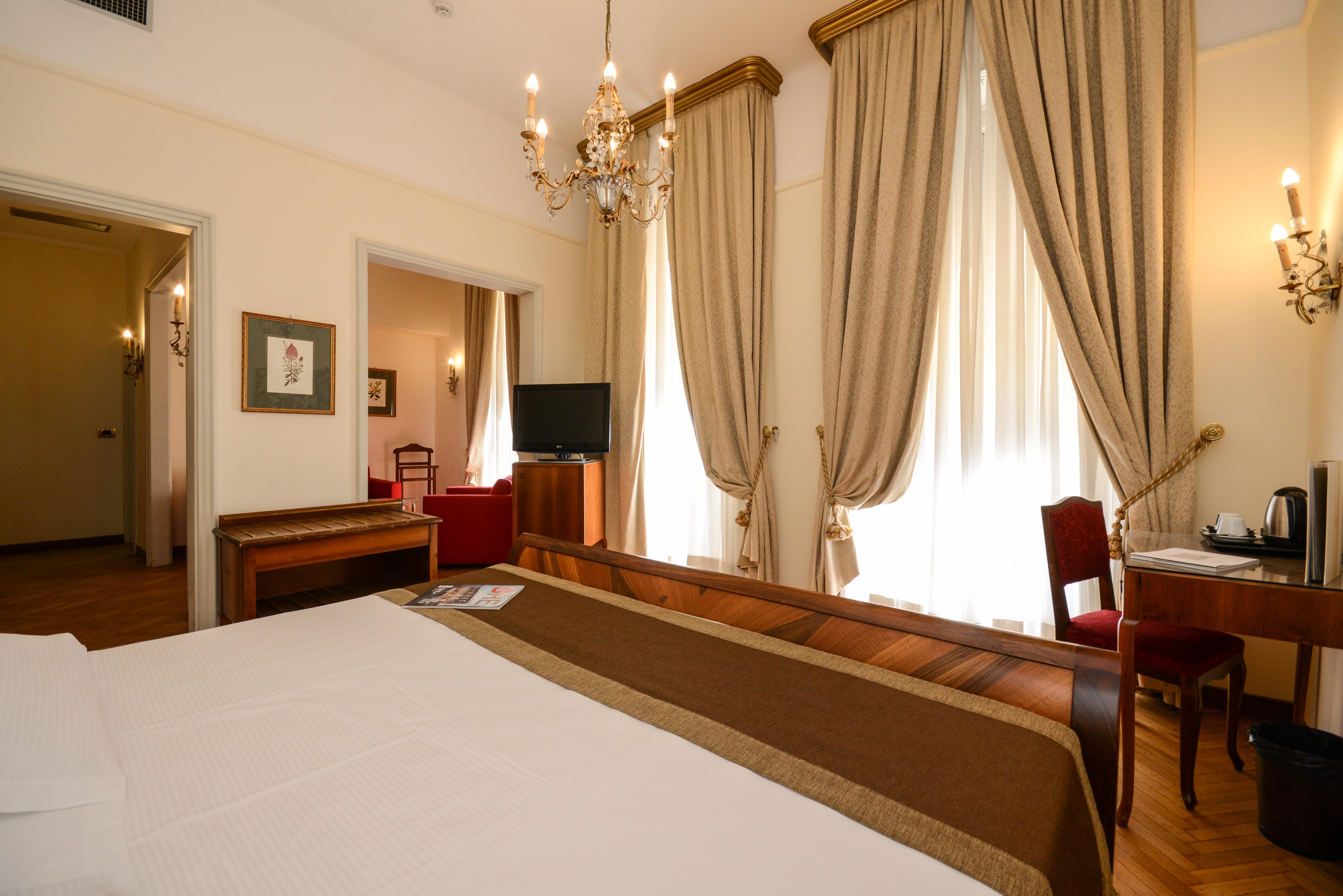 Hotel Vittoria Brescia Exterior photo A room at the hotel