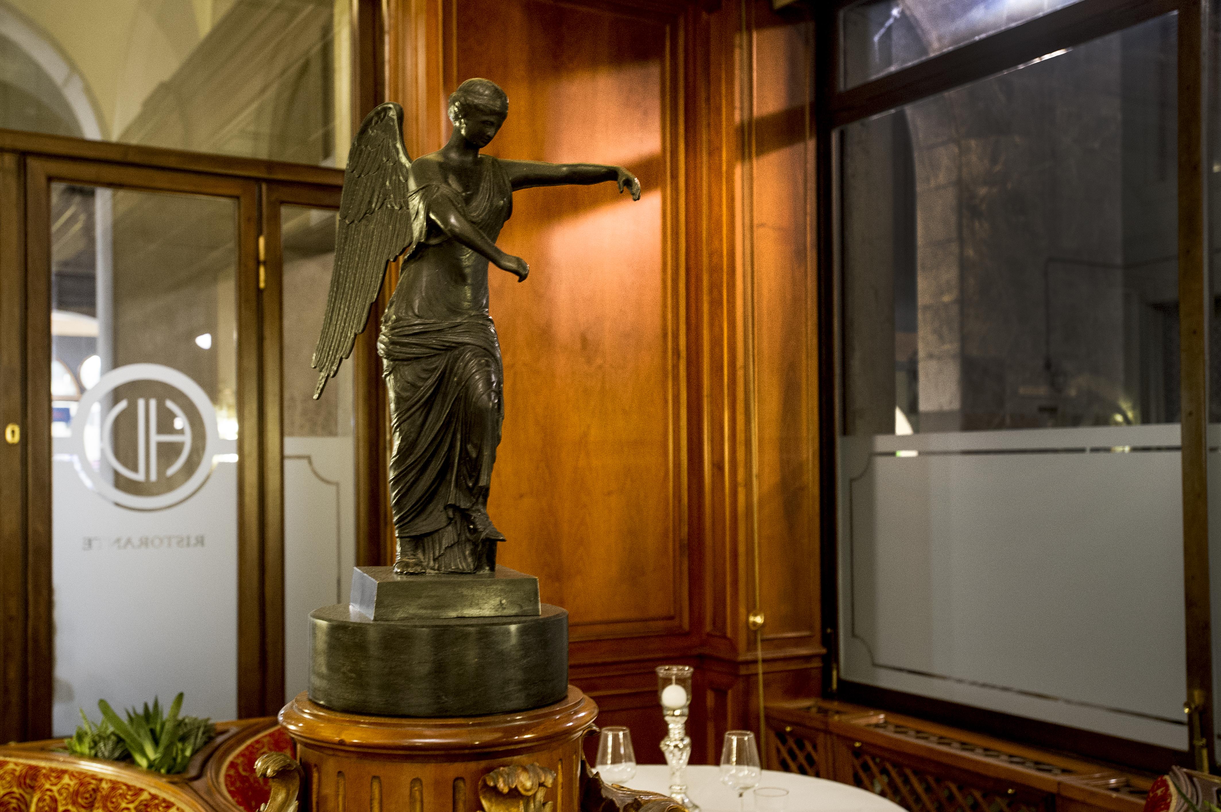 Hotel Vittoria Brescia Exterior photo The Angel of the Hotel