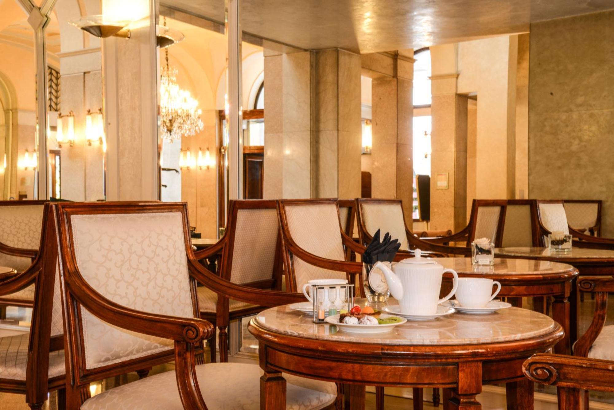 Hotel Vittoria Brescia Exterior photo The lobby