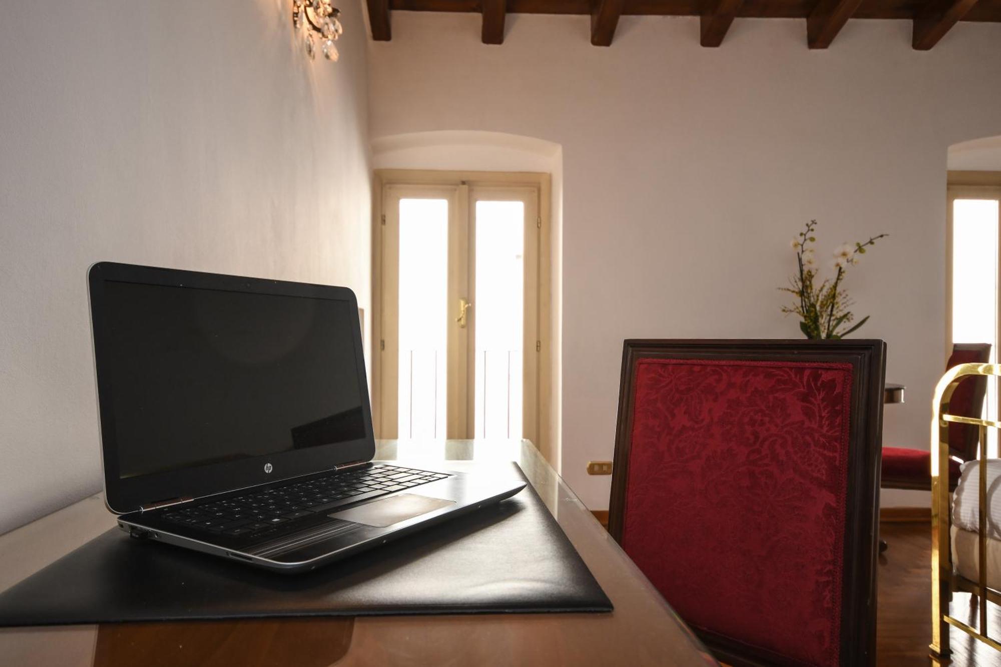 Hotel Vittoria Brescia Exterior photo A laptop on a desk